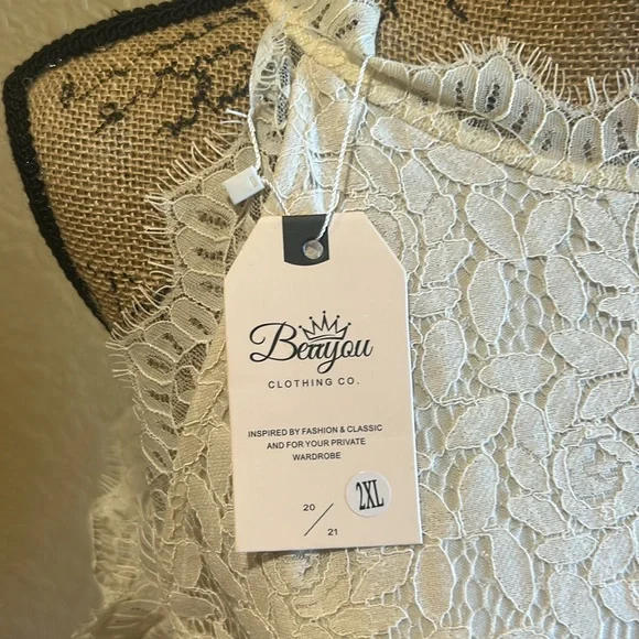 Berryou cream lace, halter top, XXL, NWT | offer in description - Picture 2 of 7